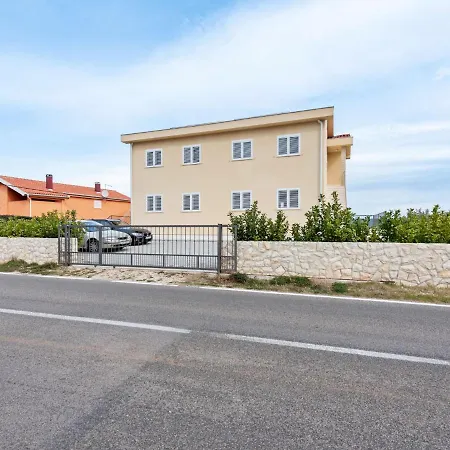 Simplistic In Nevidane Near The Sea * Pasman